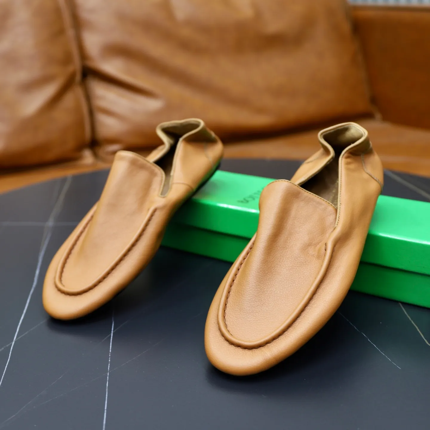 Ex-factory price: 462💰Calf lining【Bottega Veneta】BV classic men's wallet shoes. It is super convenient to carry when traveling. 👍It is made of imported soft calfskin, which is comfortable on the feet and has a luxurious cowhide lining inside. Original original rubber wear-resistant outsole. Matching code: 39-45